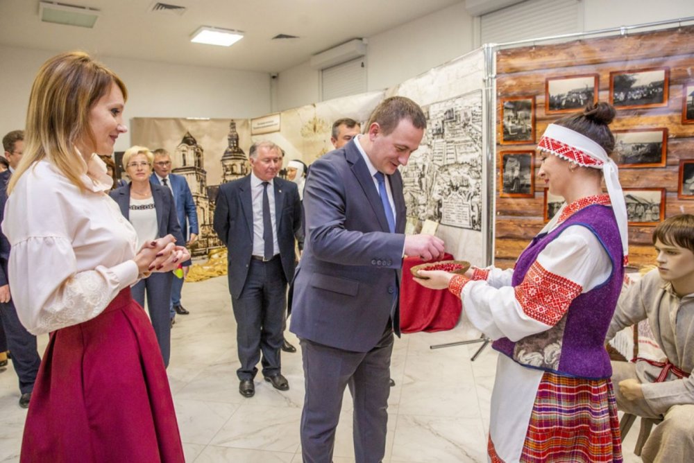 Директор музея Чернецкая Е.А. провела экскурсию для председателя Минского областного исполнительного комитета Турчина А.Г. и гостей мероприятия.